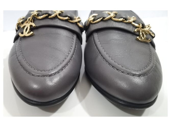 Mocassini Chanel in pelle grigia con catena oro D'oro Grigio - vista 3