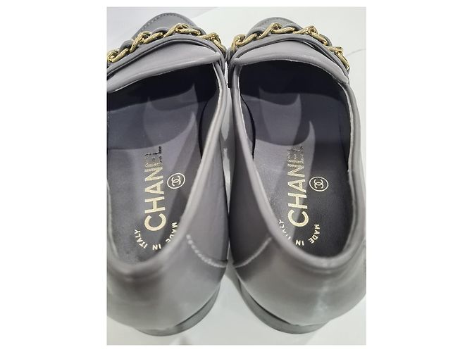 Mocassini Chanel in pelle grigia con catena oro D'oro Grigio - vista 8