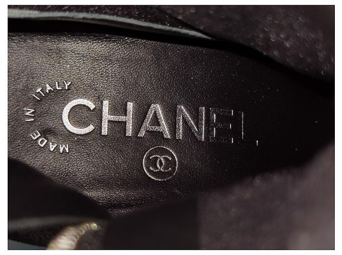 Chanel Metallic-Leder Stiefeletten mit CC-Logo Schwarz Metallisch - Ansicht 10