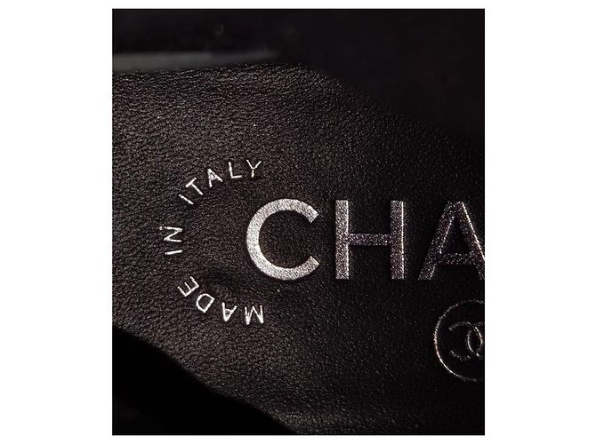 Chanel Metallic-Leder Stiefeletten mit CC-Logo Schwarz Metallisch - Ansicht 11