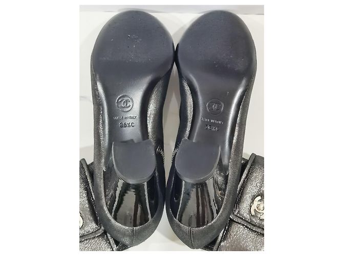 Chanel Metallic-Leder Stiefeletten mit CC-Logo Schwarz Metallisch - Ansicht 12