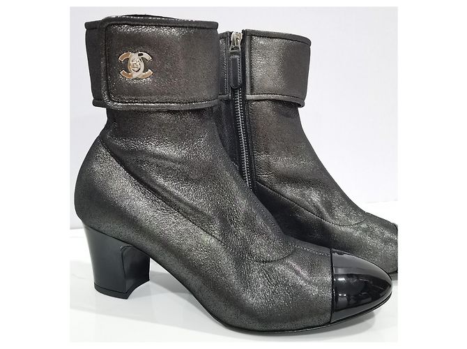 Chanel Metallic-Leder Stiefeletten mit CC-Logo Schwarz Metallisch - Ansicht 2