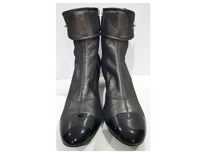Chanel Metallic-Leder Stiefeletten mit CC-Logo Schwarz Metallisch - Ansicht 3