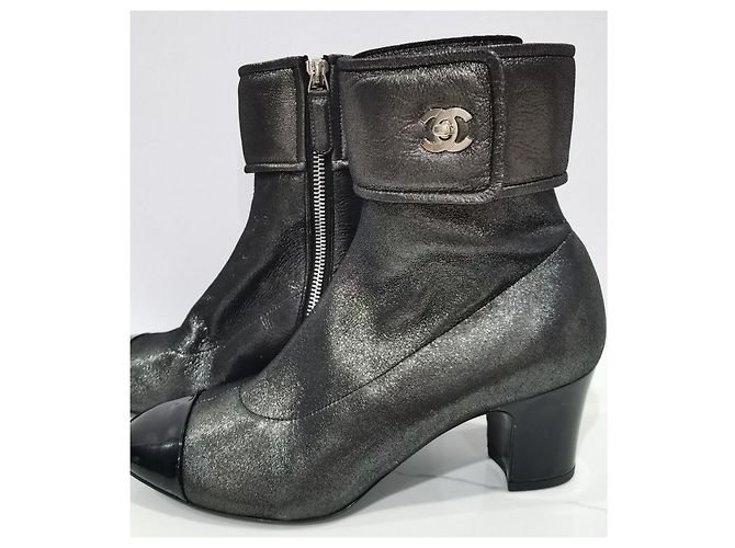 Chanel Metallic-Leder Stiefeletten mit CC-Logo Schwarz Metallisch - Ansicht 4