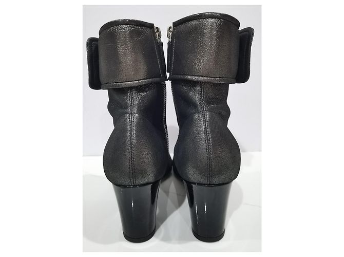 Chanel Metallic-Leder Stiefeletten mit CC-Logo Schwarz Metallisch - Ansicht 5