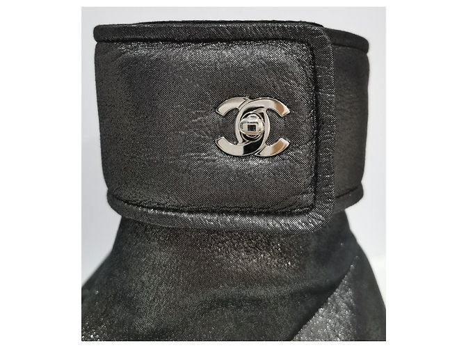 Chanel Metallic-Leder Stiefeletten mit CC-Logo Schwarz Metallisch - Ansicht 6