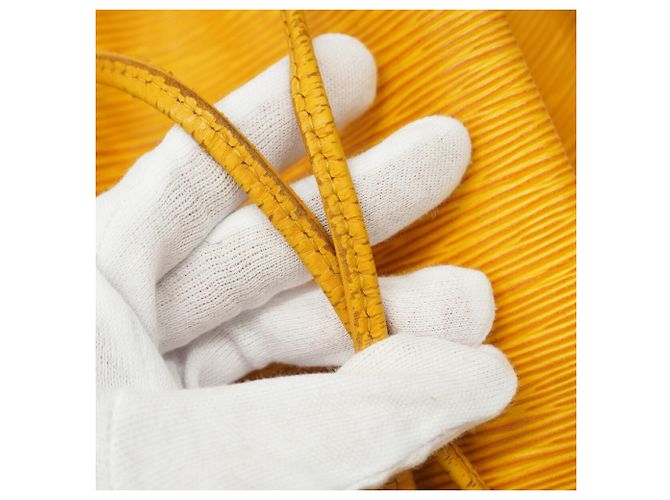 Borsa a tracolla Louis Vuitton Epi Noe Giallo - vista 11