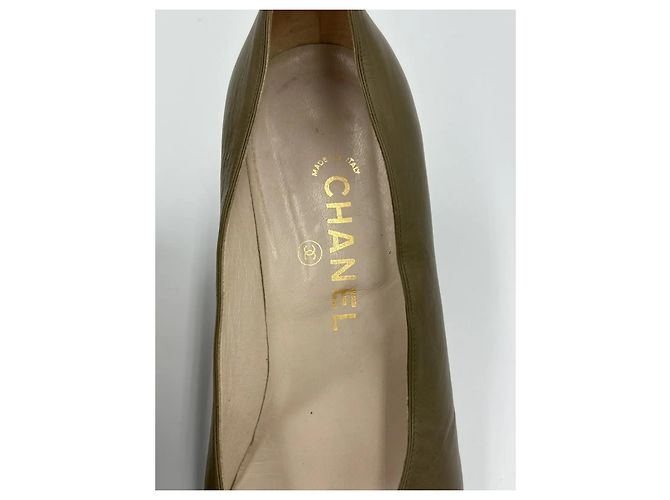 Timeless Chanel Décolleté in pelle CC Logo Cachi - vista 10