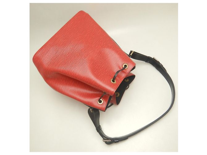Noe Louis Vuitton Epi Petit Noé Schultertasche Schwarz Rot - Ansicht 3