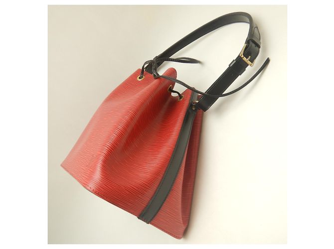Noe Louis Vuitton Epi Petit Noé Schultertasche Schwarz Rot - Ansicht 4