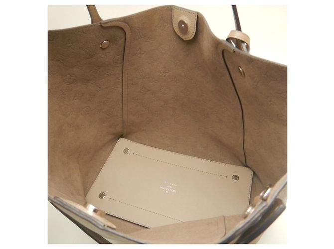 Borsa Tote Louis Vuitton Mahina Hina MM - vista 19