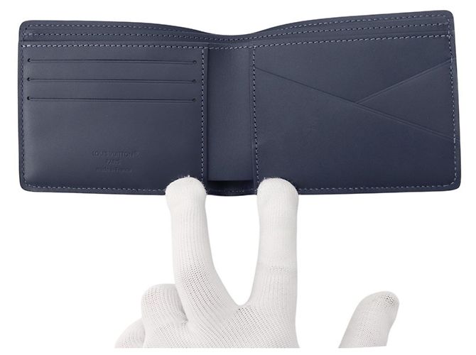 Portafoglio bi-fold Louis Vuitton in Monogram Shadow Blu Blu navy - vista 4