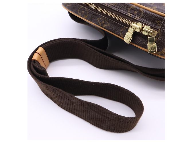 Borsa a tracolla Louis Vuitton Monogram Pochette Gange Marrone Beige - vista 9