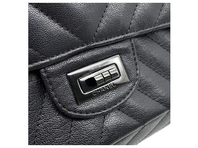Borsa a tracolla con catena Chanel 2.55 in pelle di vitello invecchiata chevron Nero - vista 16