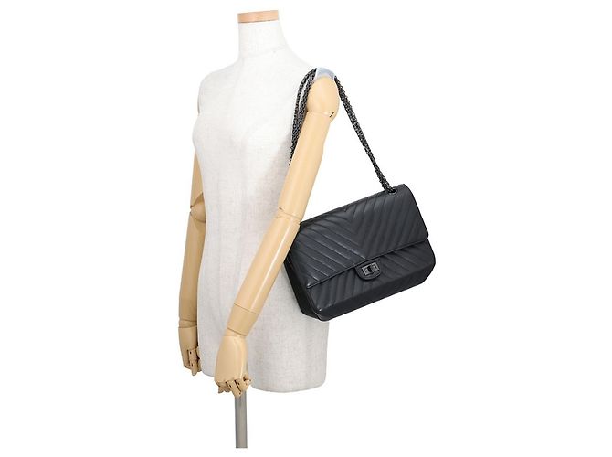 Borsa a tracolla con catena Chanel 2.55 in pelle di vitello invecchiata chevron Nero - vista 4