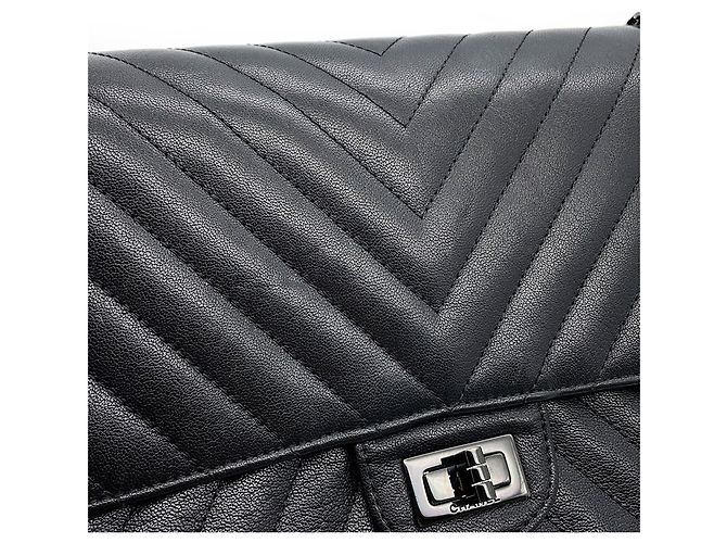 Borsa a tracolla con catena Chanel 2.55 in pelle di vitello invecchiata chevron Nero - vista 8