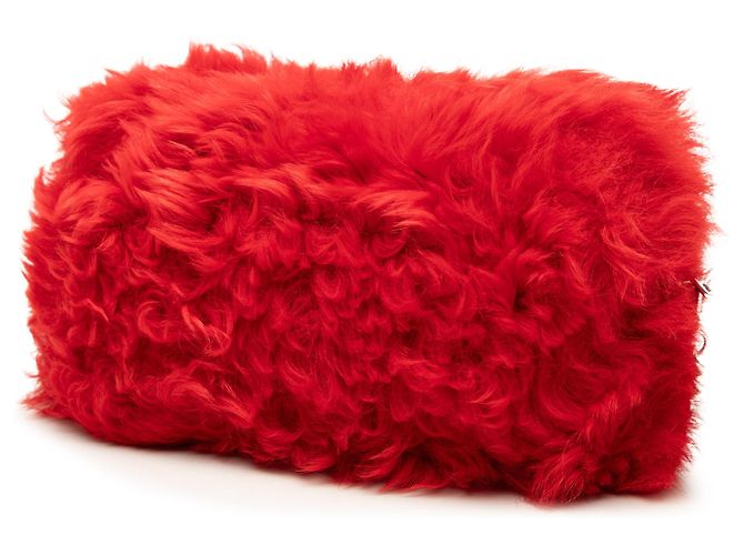 Borsa crossbody Miu Miu in shearling rosso con catena di perle - vista 2