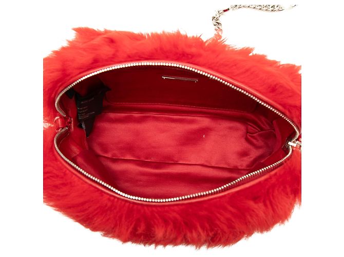 Borsa crossbody Miu Miu in shearling rosso con catena di perle - vista 4