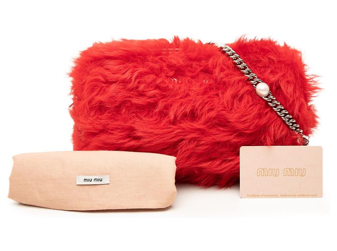 Borsa crossbody Miu Miu in shearling rosso con catena di perle - vista 7