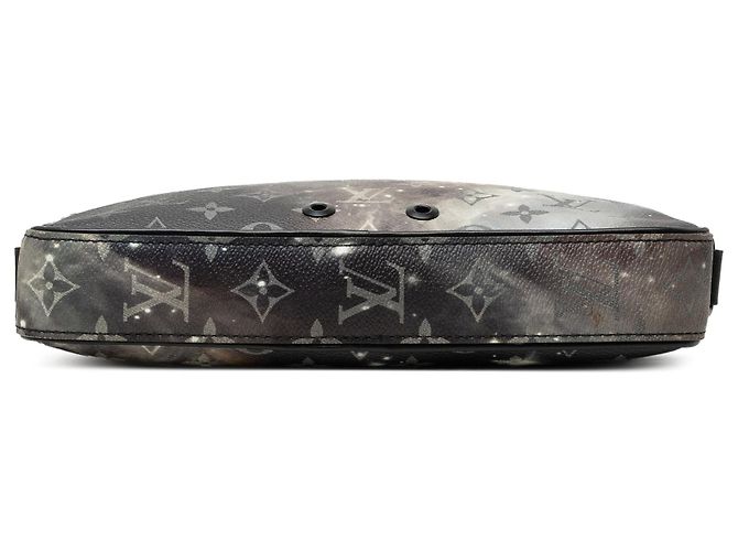 Bolsa Messenger Louis Vuitton Black Monogram Galaxy Alpha Preto - vista 3