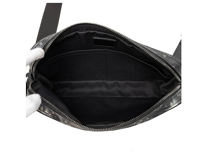 Bolsa Messenger Louis Vuitton Black Monogram Galaxy Alpha Preto - vista 4