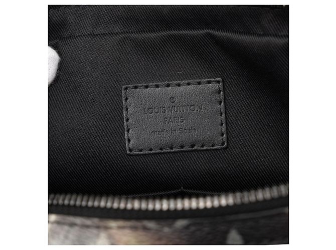Bolsa Messenger Louis Vuitton Black Monogram Galaxy Alpha Preto - vista 5