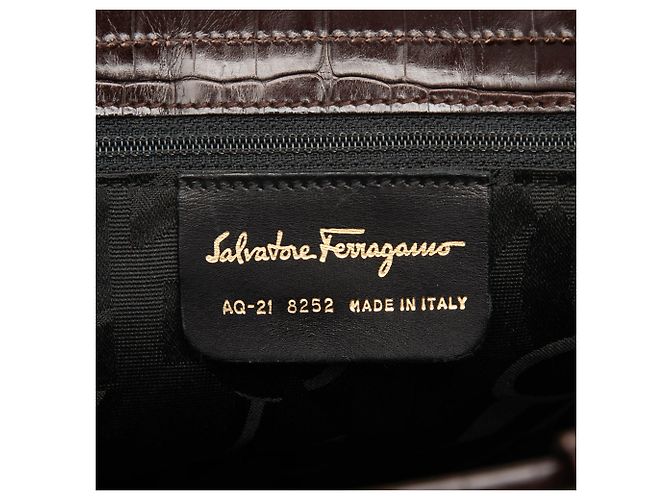 Salvatore Ferragamo Bolsa Ferragamo Vara Bow em couro com relevo de crocodilo marrom - vista 5