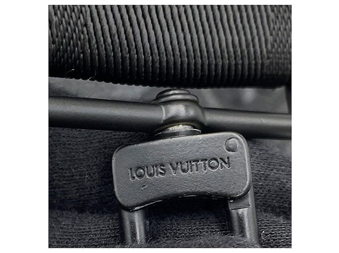 Portafoglio indossabile Louis Vuitton Black Monogram Shadow Gaston Nero - vista 10