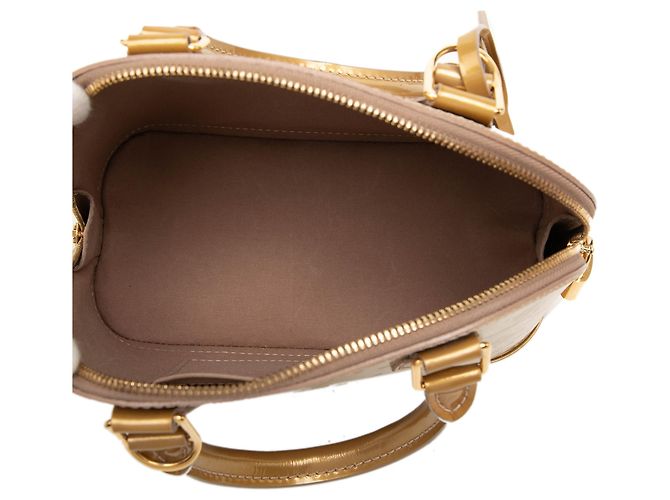 Louis Vuitton Gold Monogram Vernis Alma BB Dorado - vista 4