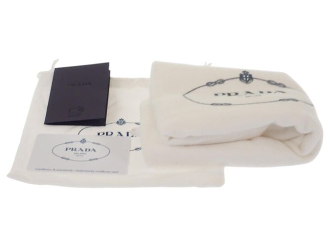 Prada Camera Bag aus perforiertem schwarzem Vitello Daino Leder mit Logo - Ansicht 11