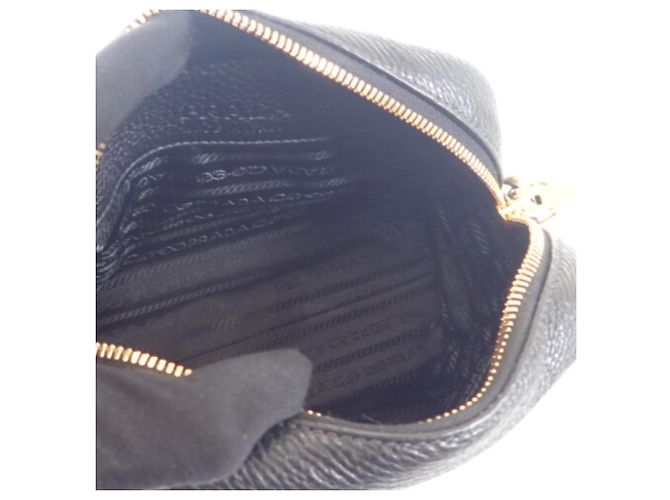 Prada Camera Bag aus perforiertem schwarzem Vitello Daino Leder mit Logo - Ansicht 4