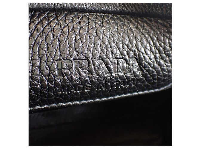 Prada Camera Bag aus perforiertem schwarzem Vitello Daino Leder mit Logo - Ansicht 6