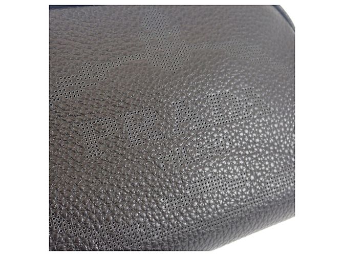 Prada Camera Bag aus perforiertem schwarzem Vitello Daino Leder mit Logo - Ansicht 7
