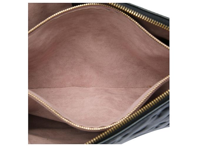 Louis Vuitton Coussin PM in pelle di agnello puffy nera con Monogram in rilievo Nero - vista 5
