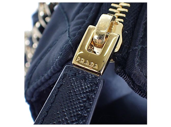 Tote Prada Re Edition 1995 Schultertasche aus schwarzem Re-Nylon mit Kette - Ansicht 10