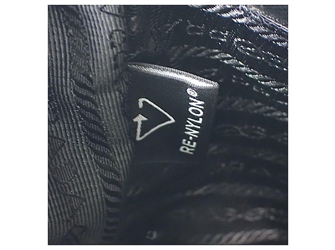 Tote Prada Re Edition 1995 Schultertasche aus schwarzem Re-Nylon mit Kette - Ansicht 7