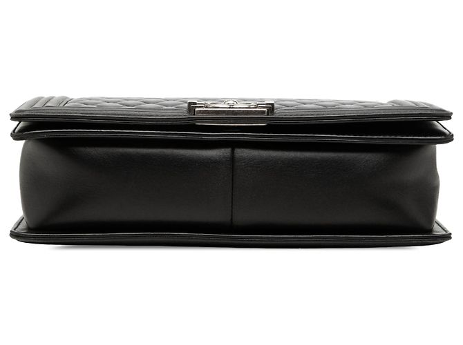 Le Boy Chanel Black Medium Quilted Lambskin Boy Flap Preto - vista 3