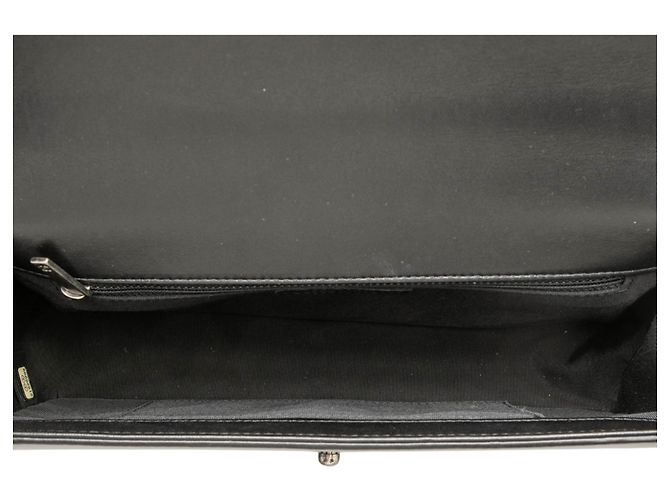 Le Boy Chanel Black Medium Quilted Lambskin Boy Flap Preto - vista 4