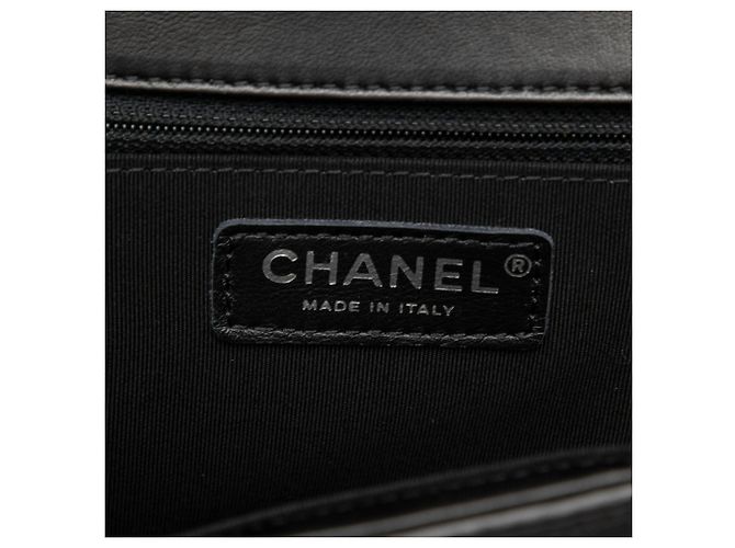 Le Boy Chanel Black Medium Quilted Lambskin Boy Flap Preto - vista 5