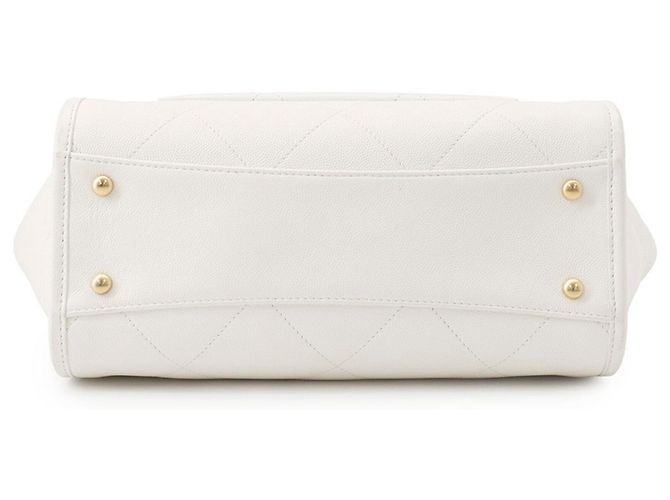 Saco Tote com corrente Chanel em couro de bezerro grão branco - vista 3