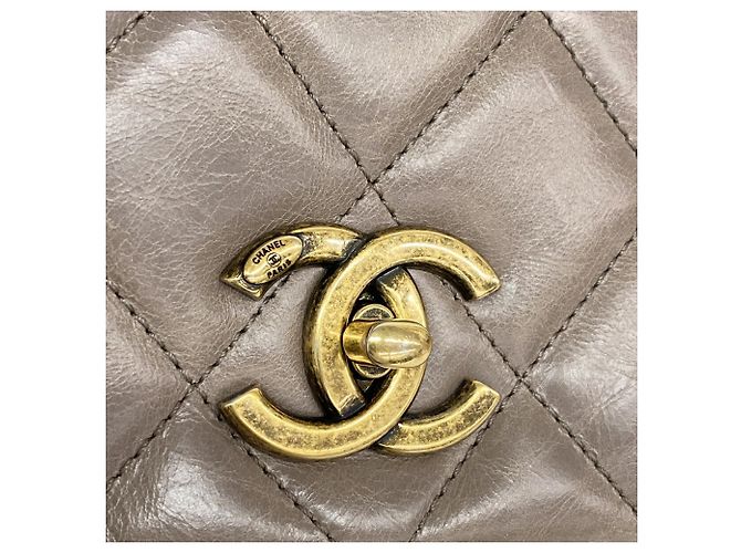 Bolsa de Ombro Chanel Matelassé com Corrente Cinza - vista 11