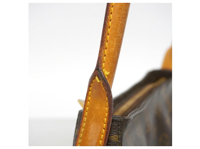 Sac à épaule Louis Vuitton Monogram Looping MM Marron - vue 8