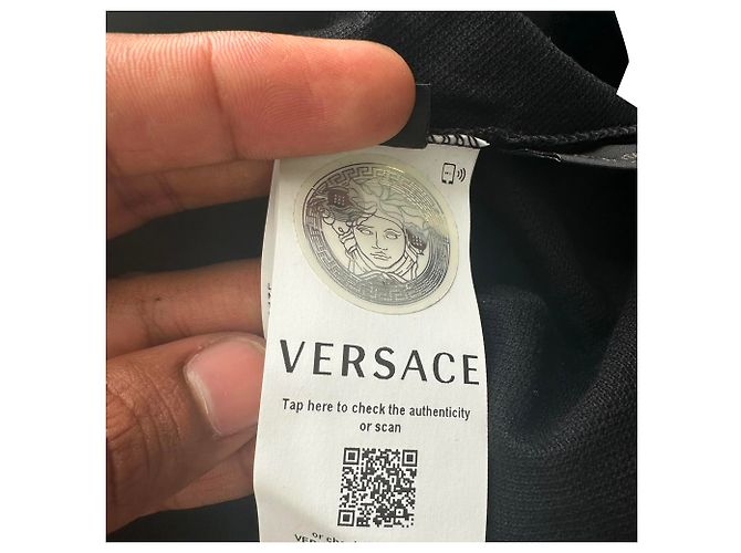 Polo Versace com patch em algodão preto - vista 9