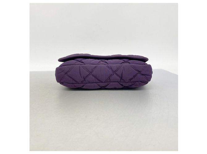 Bolsa de ombro Chanel em nylon acolchoado bubble roxo - vista 3