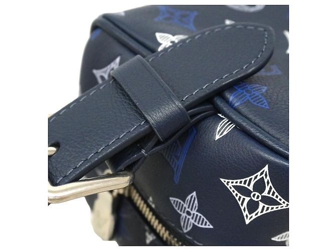 Trousse de toilette Louis Vuitton Monogram Shadow Locker Bleu Marine - vue 7