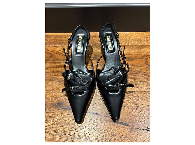 Miu Miu Slingback-Pumps aus schwarzem Leder mit Kitten-Heel - Ansicht 2