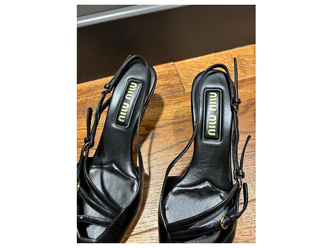 Miu Miu Slingback-Pumps aus schwarzem Leder mit Kitten-Heel - Ansicht 4
