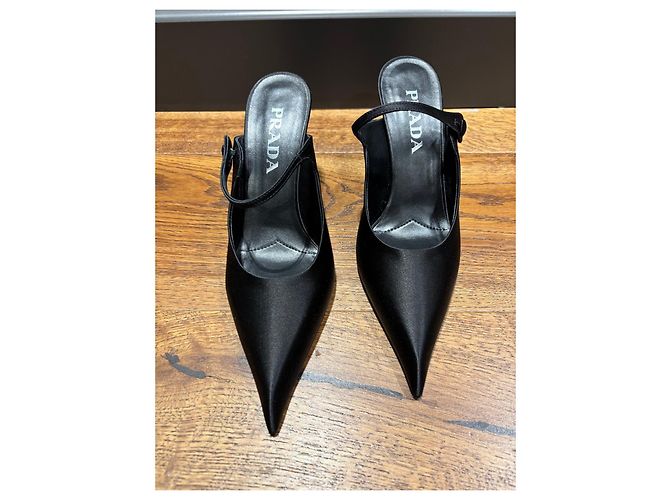 Prada Slingback Pumps aus schwarzem Satin - Ansicht 2