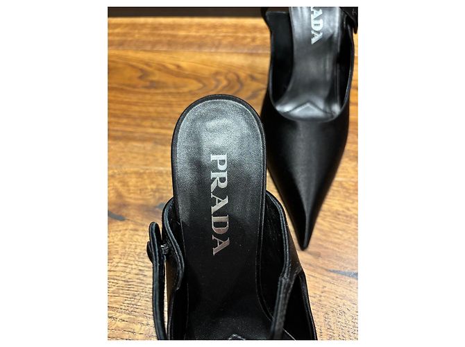 Prada Slingback Pumps aus schwarzem Satin - Ansicht 4