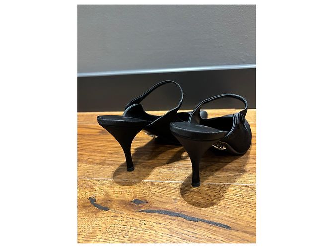 Prada Slingback Pumps aus schwarzem Satin - Ansicht 5
